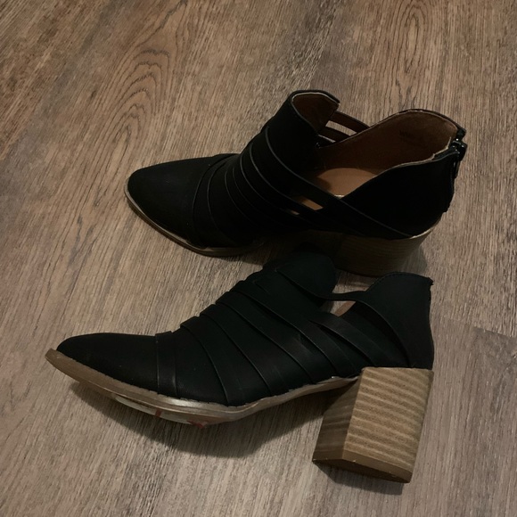 Caged style bootie - Picture 3 of 4